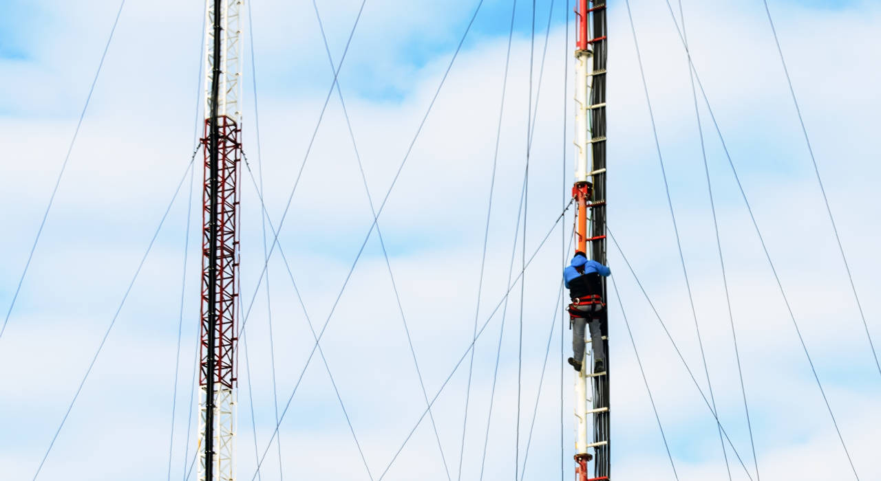 Antenna guy ropes for Broadcasting antennae